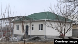 Ак-Сайда жаңы курулуп ээсине тапшырылган үй