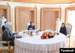 Türkmenistanyň öňki prezidentiniň aýaly Ogulgerek Berdimuhammedowa Türkiýäniň birinji hanymy Emine Erdogany (çepde) we Mehriban Aliýewany (sagda) kabul edýär.