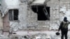 «Це справи про вбивства цивільних осіб, руйнування майна, катування, незаконне позбавлення волі та порушення імунітету комбатанта» (ілюстраційне фото: військовий прокурор оглядає пошкоджену будівлю, Херсон, 1 грудня 2022 року)