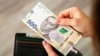 Збільшення виплат відбулося на 200 гривень, але в уряді вважають, що це стимулюватиме бізнес активніше залучати на свої підприємства внутрішньо переміщених осіб
