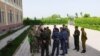 Фото сделано после окончания переговоров делегаций Кыргызстана и Таджикистана, 13 апреля 2022 г.