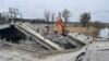 За даними «Укравтодору», внаслідок бойових дій уже постраждали близько 23 тисяч кілометрів автомобільних доріг України та близько 300 штучних споруд