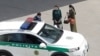 Polisiýa işgäri we türkmen zenanlary (Illýustrasiýa suraty)