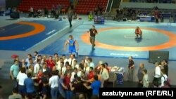 Момент поединка на турнире в Тбилиси, приведший к дисквалификации армянского борца Артура Алексаняна, июнь 2017 г.