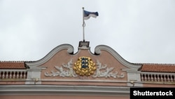 Эстониянын желеги жана герби, өлкөнүн парламентинин имараты. 