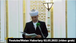 Türkmen ymamy Gurbanguly Berdimuhamedowyň kitabyny metjit mährabynda wagyz edýär. Aşgabat ş. 2-nji maý, 2022. ý. Altyn asyr teleýaýlymyndan alnan surat.