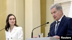Финляндиянын премьер-министри Санна Марин (солдо) жана президенти Саули Ниинистё (оңдо). 