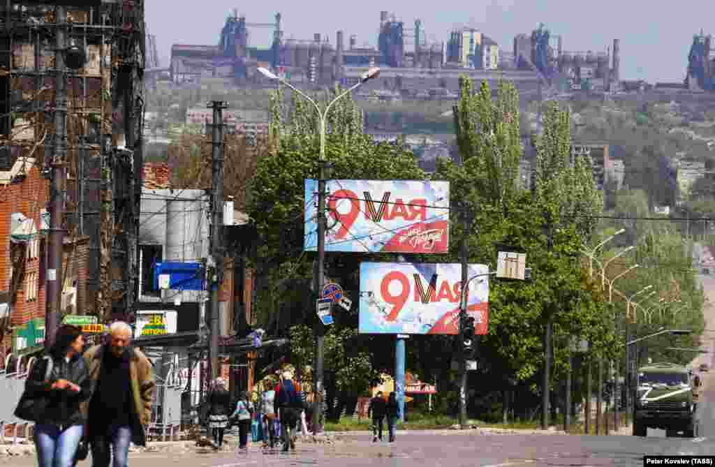 Транспаренти со кои се прославува 77-годишнината од победата над нацистичка Германија во Втората светска војна се гледаат на улиците на разурнатиот Мариупол додека фабриката за челик Азовстал стои во позадина на 9 мај. Околу 1.000 украински борци во опколената фабрика ветија дека ќе се борат на , спречувајќи ја способноста на Русија да бара целосна контрола над пристанишниот град на Азовското Море.