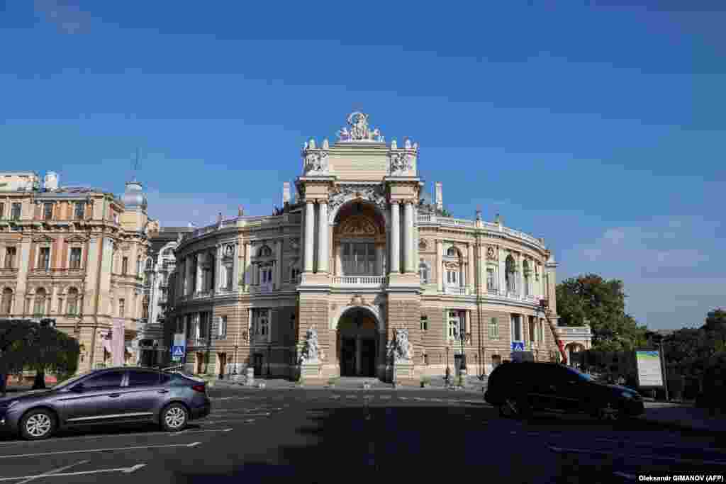 Одеський національний академічний театр опери та балету побудований у 1887 році – найстаріший театр міста та одна з найвідоміших його визначних пам'яток