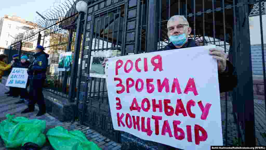 Під час протесту учасники акції тримали у руках плакати з написами: «Росія зробила з Донбасу концтабір», «Росія вбиває», «Кремль перекрив кисень!» та «Дайте доступ до вакцин»