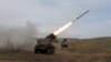 Украински повеќекратен фрлач БМ-21 „Град“ гранатира позиција на руските трупи, во близина на Луганск, во регионот на Донбас, на 10 април 2022 година.
