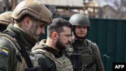 După 50 de zile sub atacul forțelor militare ale Rusiei, președintele Volodimir Zelenski a mulțumit, joi seara, ucrainenilor care își apără țara. Imagine din 4 aprilie, din Bucea.