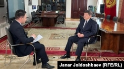 Акылбек Жапаров во время интервью «Азаттыку» . 8 апреля 2022 года.
