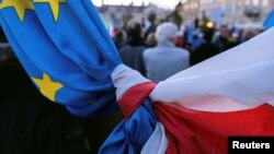 Guvernul și Parlamentul polonez au aprobat, în ultimii ani, o serie de reforme care încalcă independența Justiției. 