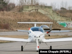Пілот рулює до злітно-посадкової смуги на авіабазі Міловиці в березні 2025 року