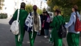 Maglumatda Lebapda umumybilim berýän orta mekdepleriň 397-siniň hereket edip, olarda mugallymlaryň 21 müň 640-a golaýynyň bilim berýändigi aýdylýar. 