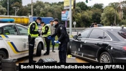 Співробітники поліції досліджують машину Сергія Шефіра, 22 вересня 2021 року