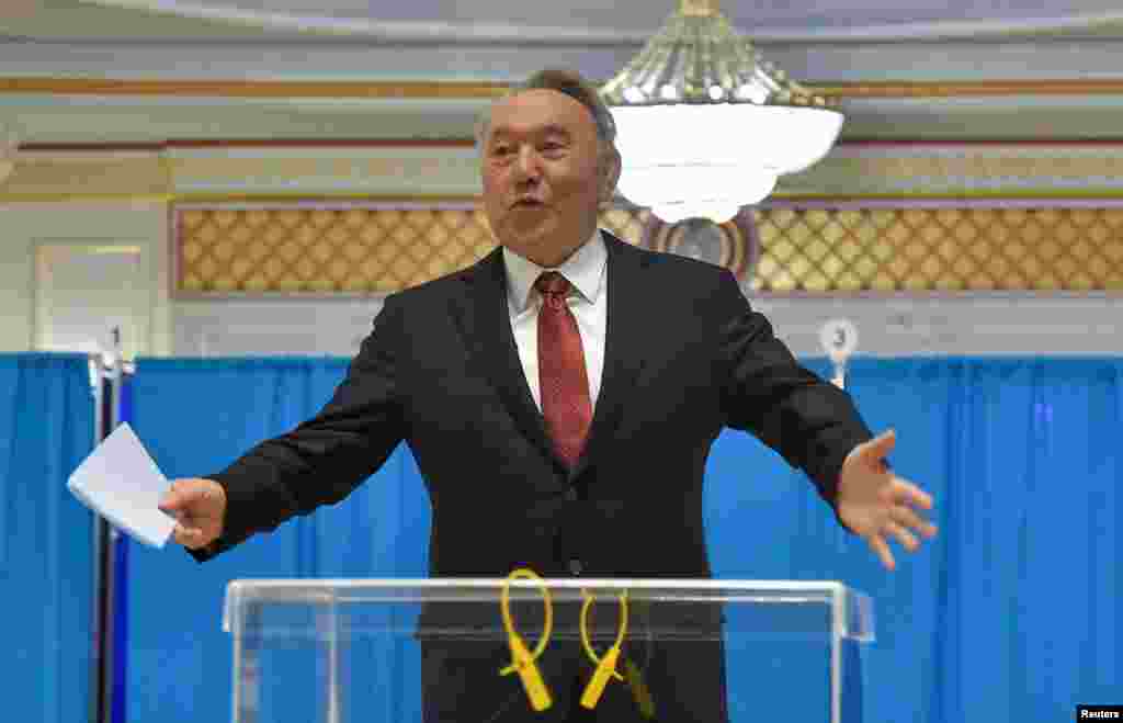 Экс-президент Нурсултан Назарбаев проголосовал в Астане. Позже, отвечая на вопрос журналиста, он высказал свое мнение относительно дела экс-председателя КНБ Карима Масимова. «Я тоже жду окончания следствия и суда. Что явилось причиной и кто за этим стоит. Очень трудно. Масимов много лет работал со мной. Но откуда узнаешь, разве Иисус Христос рядом сидящего Иуду знал? Мы же не боги. Поэтому посмотрим окончания суда, и все мы, я думаю, узнаем истину», — сказал Назарбаев журналисту издания «Власть» Он также прокомментировал приговор своему племяннику Кайрату Сатыбалды: «Надо думать, что решение суда было справедливым, если кто не согласен с этим решением, то должен оспорить