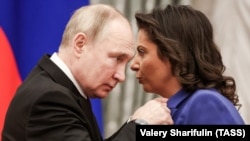 Президент РФ Володимир Путін нагороджує «Орденом пошани» Маргариту Симоньян, головного редактора телеканалу RT, на якому працював директором мовлення російською мовою Антон Красовський