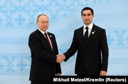 Владимир Путин (слева) пожимает руку Сердару Бердымухамедову на Каспийском саммите в Ашхабаде. Туркменистан, 29 июня 2022 года.