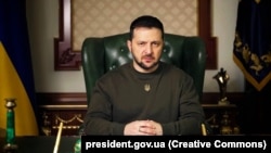 «ППО готується, держава готується, і кожен має підготуватися. Зважайте, будь ласка, на сирени», – закликав Володимир Зеленський 
