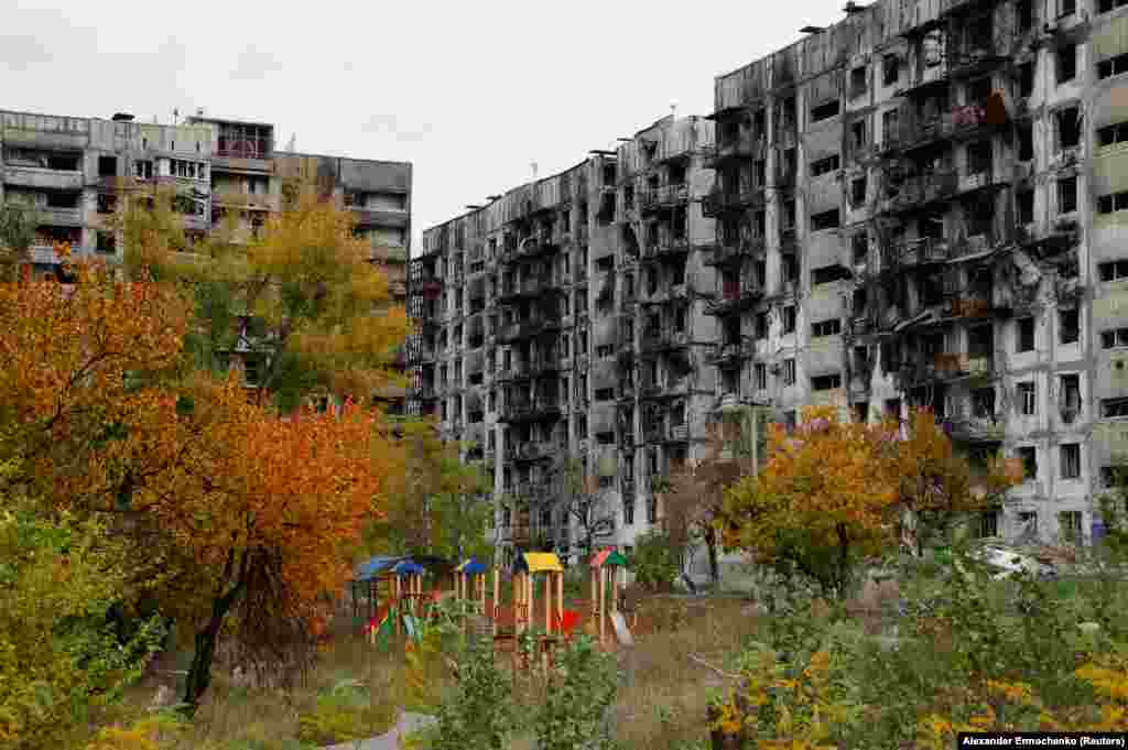 Детско игралиште во двор на руиниран станбен блок на 29 октомври. Во Мариупол некогаш живееле околу 431.000 луѓе. Помалку од една четвртина од тој број е во градот денес.