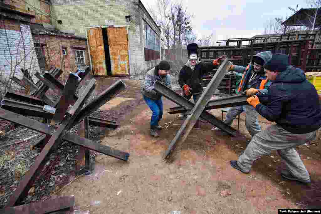Львів’яни будують протитанкові загородження. Так звані «чеські їжаки» користуються перевагою за те, що їх легко пересувати дорогами та поза ними. Вони також здатні протистояти вибухам. Львів, 2 березня 2022 року