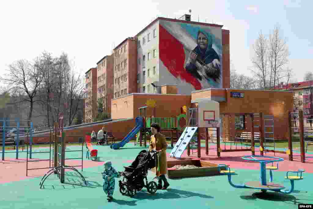 Мурал на стіні будинку поблизу дитячого майданчика у Реутові, під Москвою, на підтримку «спецоперації» (як в Росії називають війну) в Україні. Фото від 25 квітня 2022 року