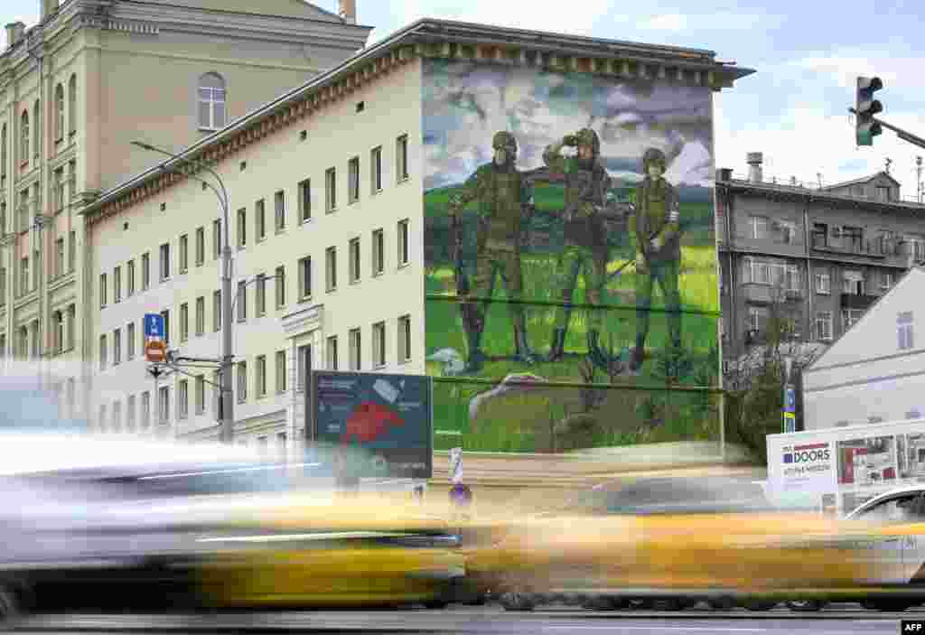 Автомобілі у Москві проїжджають повз мурал із зображенням російських солдатів із символом «Z» на уніформах, який використовується як провоєнна емблема. Москва, РФ, 12 жовтня 2022 року 