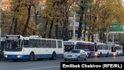 Бишкектин троллейбустары. Иллюстрациялык сүрөт.