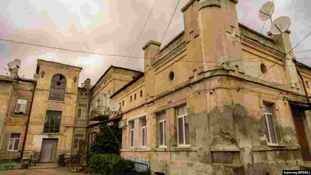 Прибутковий будинок на вулиці Єфремова за радянських часів був пристосований до потреб комунального житла. Прибутковий будинок — особливий тип архітектурних споруд, побудованих для оренди. До початку XX століття власники прибуткових будинків почали прикрашати парадний вхід у будівлю, а також облаштовувати колодязі у невеликих внутрішніх двориках