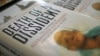 Книгата за отравянето на Литвиненко от приятеля му Алекс Голдфарб и съпругата му Марина Литвиненко на представянето й в Лондон, 19 юни 2007 г.