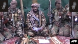 Özüni "Boko haram" toparynyň lideri Abubakar Şekau diýip tanadan adamyň wideo şekili.