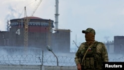 Запорожье АЭСинин сыртында турган орус жоокери.