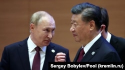 Президент Росії Володимир Путін розмовляє з головою Китаю Сі Цзіньпіном перед зустріччю глав держав-учасниць Шанхайської організації співробітництва (ШОС), 16 вересня 2022 року