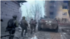 Російські військові в зруйнованому ними Маріуполі. 2023 рік
