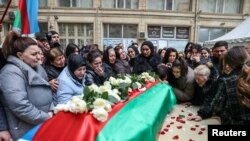  مراسم تشییع جنازه اورخان عسکروف، افسر امنیتی شاغل در سفارت جمهوری آذربایجان در تهران که در جریان حمله به سفارت کشته شد