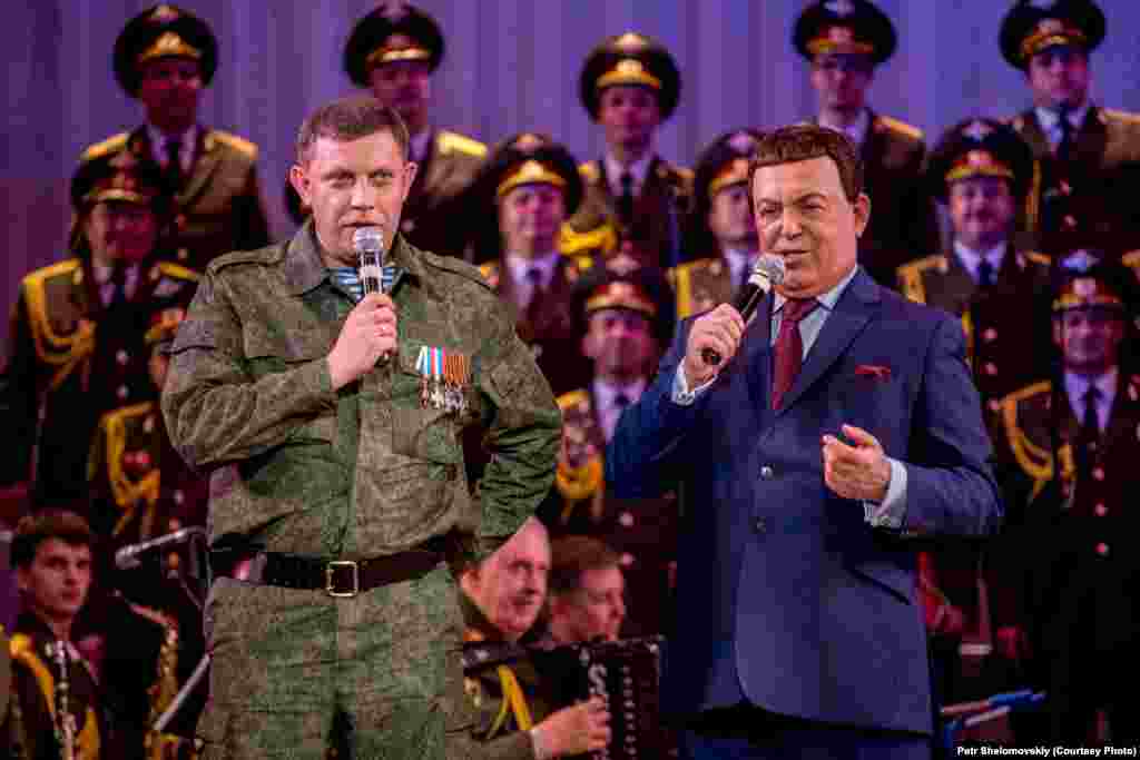 Російський співак Йосип Кобзон і так званий «прем’єр» угруповання «ДНР» Олександр Захарченко в Донецьку, жовтень 2014 року. Напередодні приїзду Кобзона на Донбас, його оголосили персоною нон-грата в Україні.