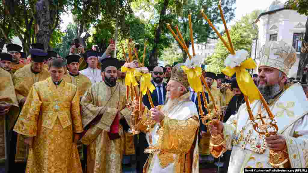 «Великою радістю наповнені тепер наші серця, коли в історичному і святому для українського народу місці, в кафедральному храмі Митрополитів Київських, урочисто звершили ми соборну Божественну літургію, очолену Предстоятелями Вселенського Патріархату і Православної Церкви України. Наше єднання у Святій Євхаристії, як і кожного разу, коли ми причащаємося Тіла і Крові Господніх, не лише нагадує про Хресну жертву Спасителя і символізує єдність Церкви, але є істинним, таємничим і реальним єднанням всіх нас, православних християн, з Главою Церкви і Спасителем Господом Ісусом Христом та одне з одним...» 