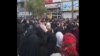 نمایی از اعتراض مردم شهر خرمشهر به حادثه فرو ریختن برج متروپل