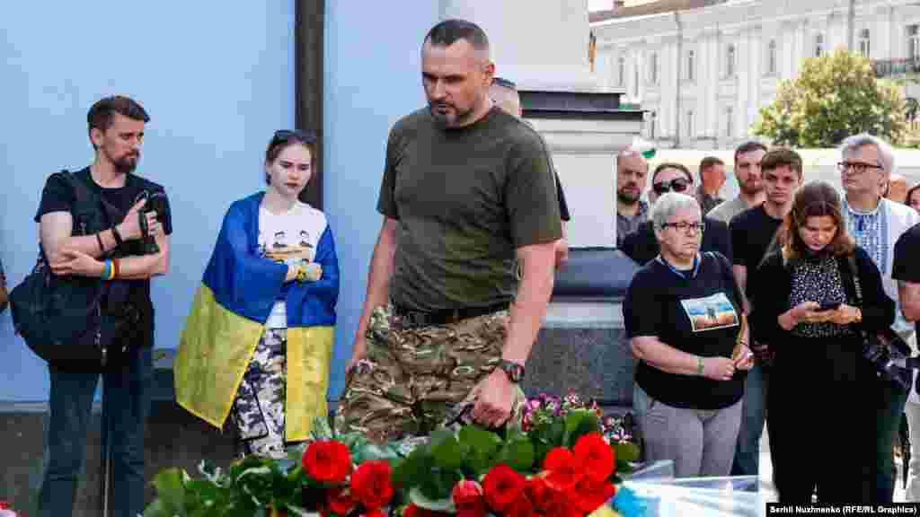 Режисер Олег Сенцов під час прощання з Романом Ратушним 