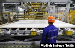 Изготовление плит ДСП на фабрике «IKEA Индастри Новгород».