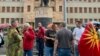 Демонстранти ја урна оградата пред Собрание