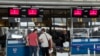 Un grup de diplomați ruși expulzați de Guvernul bulgar, pregătindu-se să se îmbarce la bordul unei aeronave cu destinația Moscova, 3 iulie 2022. 
