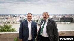 Иштван Пастор (десно), претседател на Сојузот на Унгарците од Војводина, со унгарскиот премиер Виктор Орбан во Будимпешта, непознат датум.