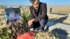حسن باقری‌نیا، عضو هیئت علمی دانشگاه حکیم سبزواری، بر سر مزار ابوالفضل آدینه‌زاده از کشته‌شدگان اعتراضات جاری در ایران
