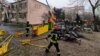 За останніми даними Державної служби України з надзвичайних ситуацій, під час падіння гелікоптера в житловому районі Броварів Київської області <a href="https://dchtrsa0h4spm.cloudfront.net/a/news-brovary-gelikopter-zhertvy-katastrofa/32228957.html" target="_self">загинули 17 людей</a> (серед них &ndash; четверо дітей), травми отримали близько трьох десятків осіб (зокрема діти)