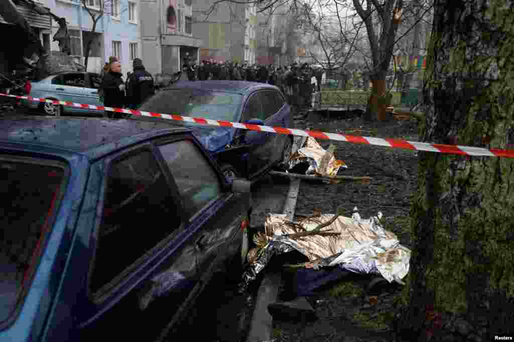Кроме погибших в вертолете погиб также ребенок, который находился на территории детского сада "Родничок". Еще несколько детей были ранены