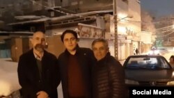 محمد رسولاف به همراه اکبر نعیمی، فعال مدنی، و مصطفی عبدی از دراویش گنابادی پس از آزادی مقابل زندان اوین
