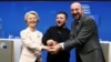 Президент України Володимир Зеленський (посередині), голова Єврокомісії Урсула фон дер Ляєн та президент Європейської ради Шарль Мішель на пресконференції під час саміту Євросоюзу. Брюссель, 9 лютого 2023 року